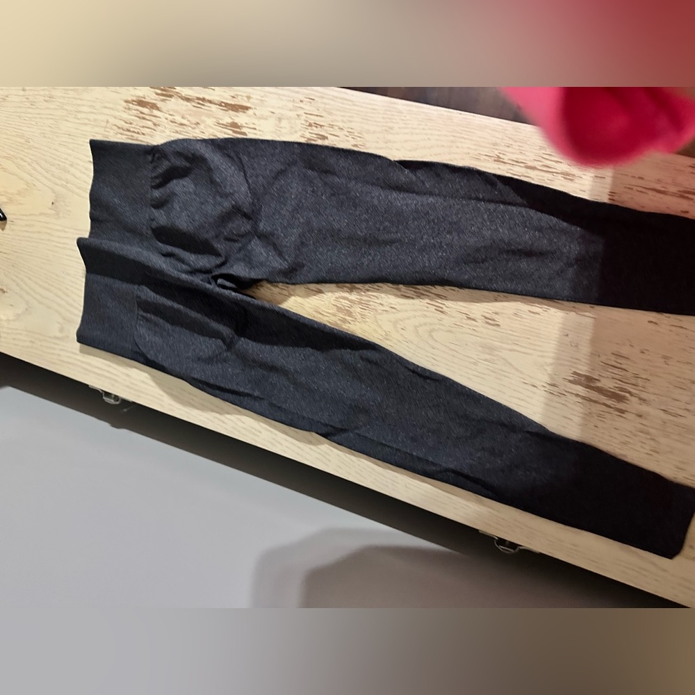 Butt scrunch leggings size small. Never worn